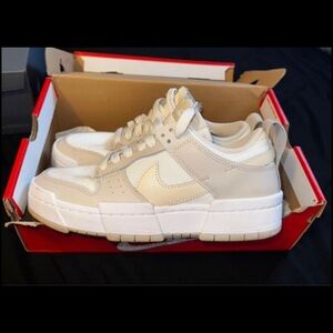 Cream/white dunk lows! Size 8.5. Worn a few times, but still in good condition!